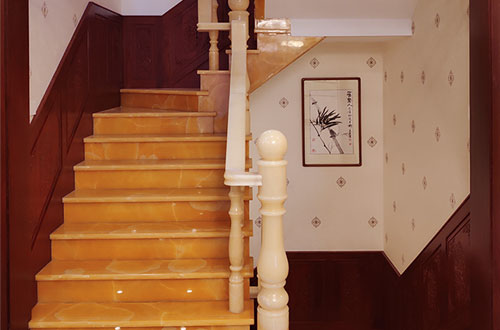 崇礼中式别墅室内汉白玉石楼梯的定制安装装饰效果